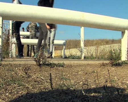 Le Major Jean-François Piget accompagne un groupe d'élèves sur le parcours