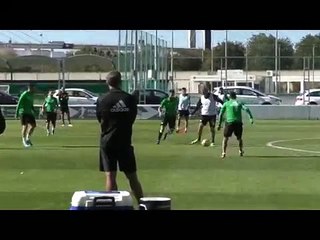 Ryad Boudebouz dribble son entraîneur avec un petit-pont monstrueux