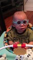 Pour la première fois de sa vie, ce bébé va avoir des lunettes et sa réaction est extrêmement émouvante