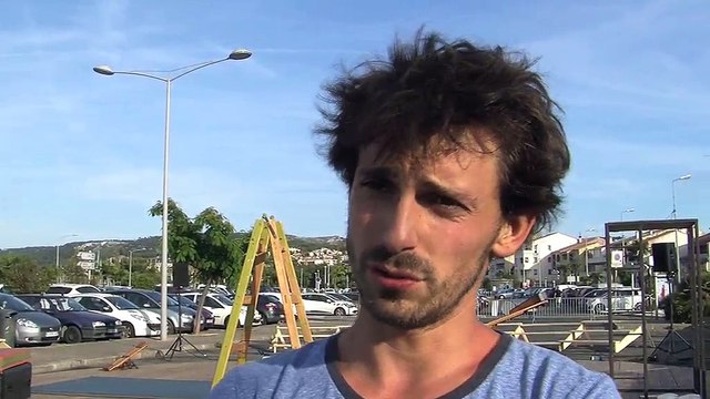 19h45, le Collectif de la Bascule répète sur le parking de Jonquières