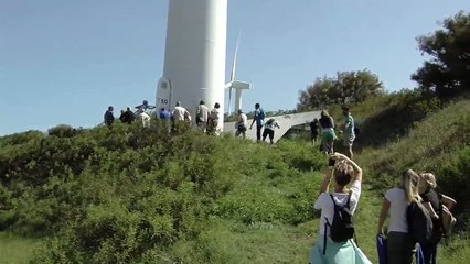 Dominique Schmerber fait une visite guidée du parc éolien de Port-Saint-Louis.