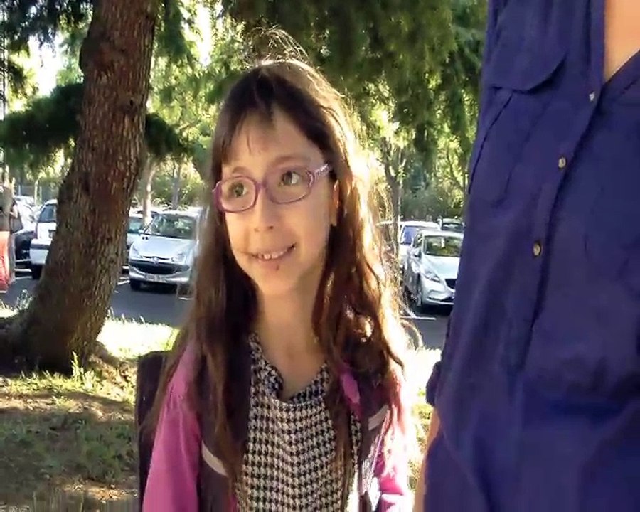 La rentrée des classes devant l'école Louise MIchel à Martigues. Ambiance