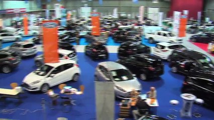 Le défi des concessionnaires: convaincre les clients d'acheter.