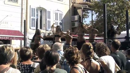 La troupe "Heiva I Tahiti" en pleine démonstration place Jean Jaurès