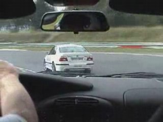 Porsche 996 GT3 (360cv) suit Bmw M5 (400cv) au nurburgring