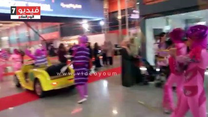 حركات بهلوانية وعروض استعراضية فى معرض الشارقة الدولى للكتاب