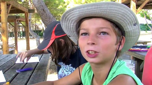 Les enfants profitent pleinement de leurs vacances.
