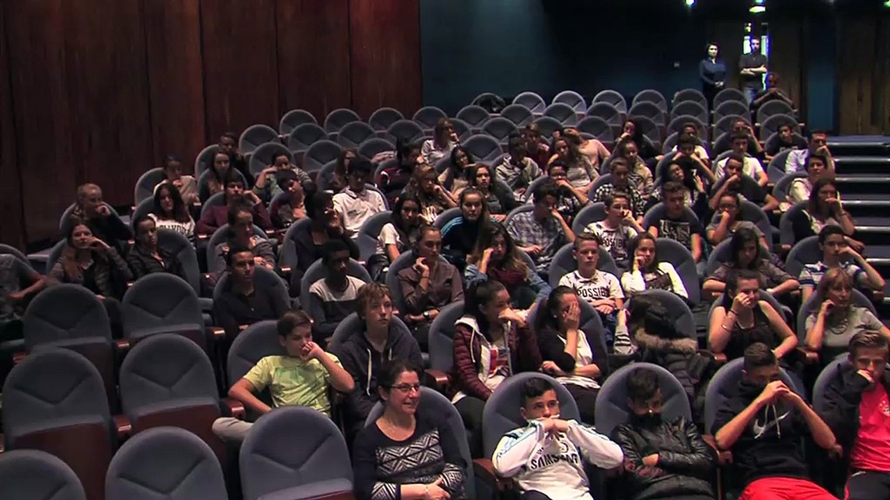 les interviews des comédiens et les réactions de jeunes spectateurs