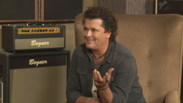 Carlos Vives vuelve para contar historias en su nuevo álbum Vives