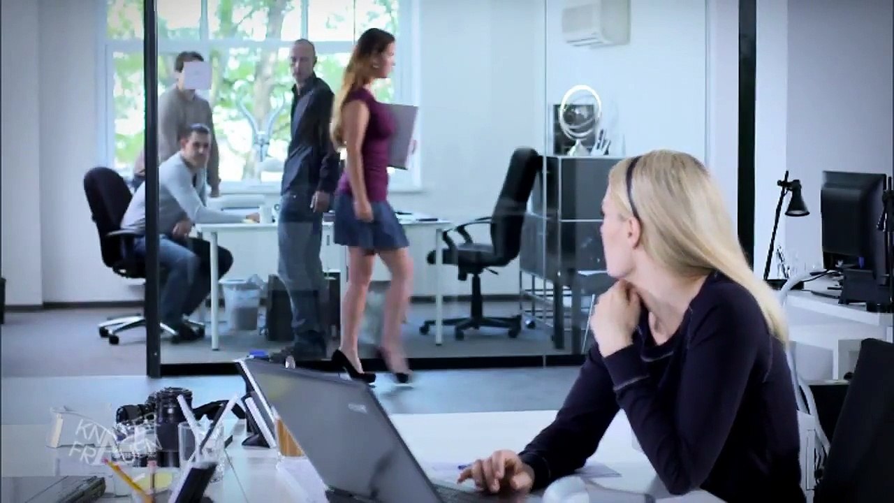 Wie man die Aufmerksamkeit von Männern bekommt [subtitled] | Knallerfrauen mit Martina Hill