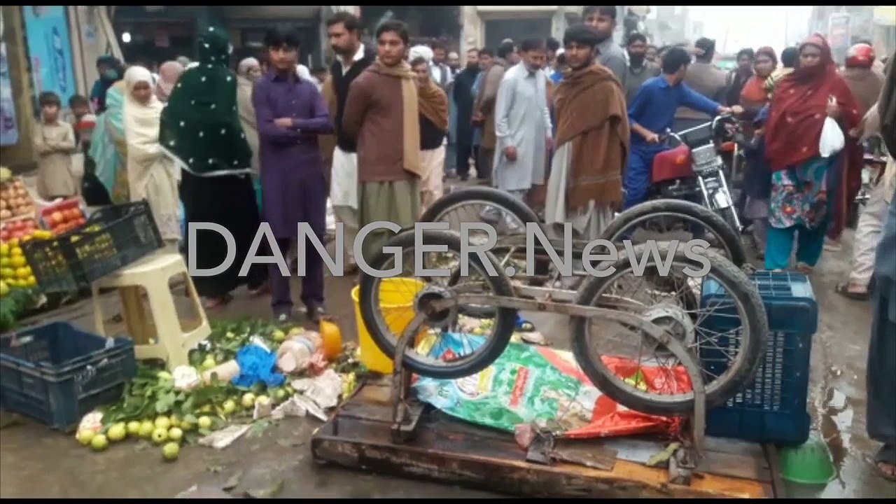Pakistani Police Making Fun Of Poor Man In Sabzi Mandi Lahore - Danger Productions Network
