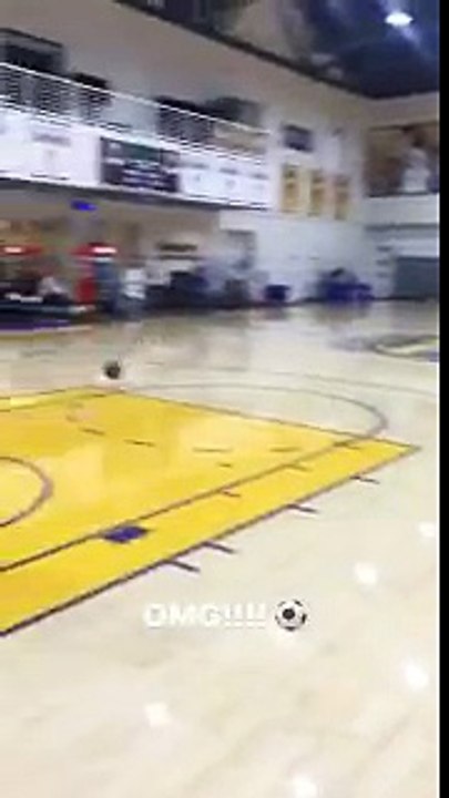 Stephen Curry marque un panier avec le pied d'une dizaine de mètres !