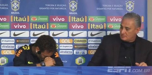 Neymar quitte la conférence de presse en pleurs.