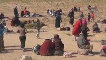 مئات المدنيين السوريين المحاصرين يطالبون بإنقاذهم