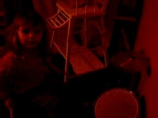 daria joue de la batterie