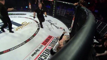 Conor McGregor entre dans l'arene et s'en prend à un arbitre