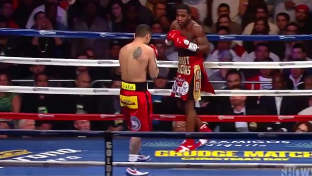 Deux boxeurs se provoquent d'une façon plutôt bizarre..