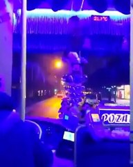 Yolcularla birlikte gaza gelip dolmuşu tavernaya çeviren sevimli şofö