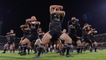 L'impressionnant haka timatanga des Maoris All Blacks face aux Barbarians Français