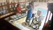 انڈیا میں سنار کی دکان پر ہونے والی ڈکیتی کی ایسی ویڈیو جو انٹرنیٹ پر وائرل ہو گئی، آپ بھی دیکھیں۔