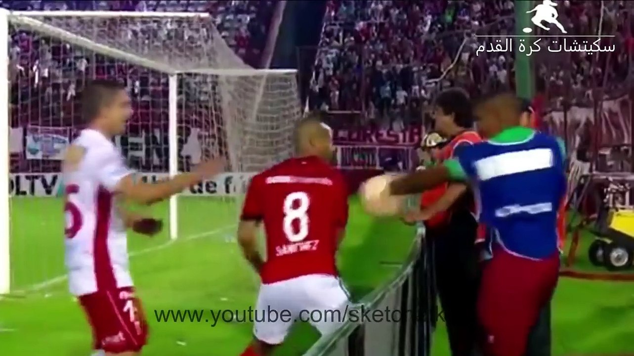 اللاعبين ضد جامعى الكرات !! لقطات مضحكة فى كرة القدم لم تشاهد مثلها !!