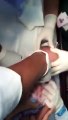 Un médecin sauve un bébé qui a un bout de montre coincé dans la gorge (Bahrein)