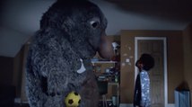 Le monstre sous le lit le plus mignon du monde.. Publicité de Noël par John Lewis