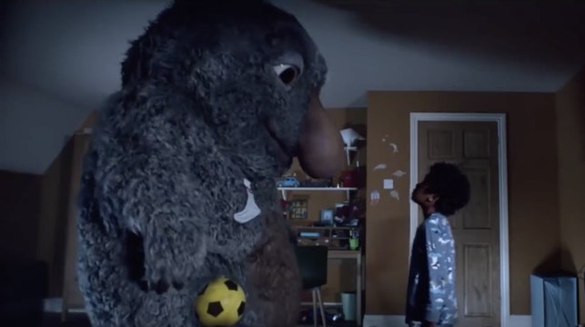 Le monstre sous le lit le plus mignon du monde.. Publicité de Noël par John Lewis