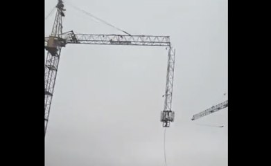 Descargar video: Cette grue vole en éclats à cause de grands vents ! Cassée en deux en plein chantier...