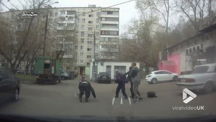 Download Video: Embrouille de bourrés en Russie... ça rigole pas là bas : KO au sol !