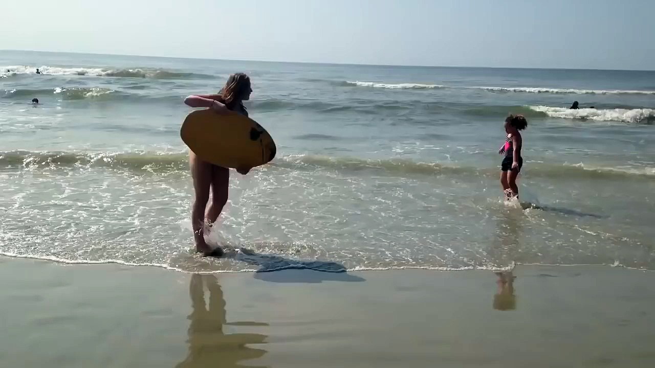 Une nana en bikinii sur la plage