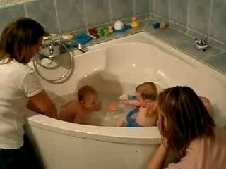 marie et chloé au bain