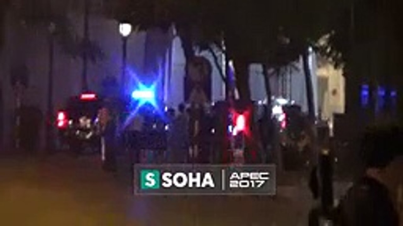 Tổng thống Mỹ Donald Trump bước vào khách sạn