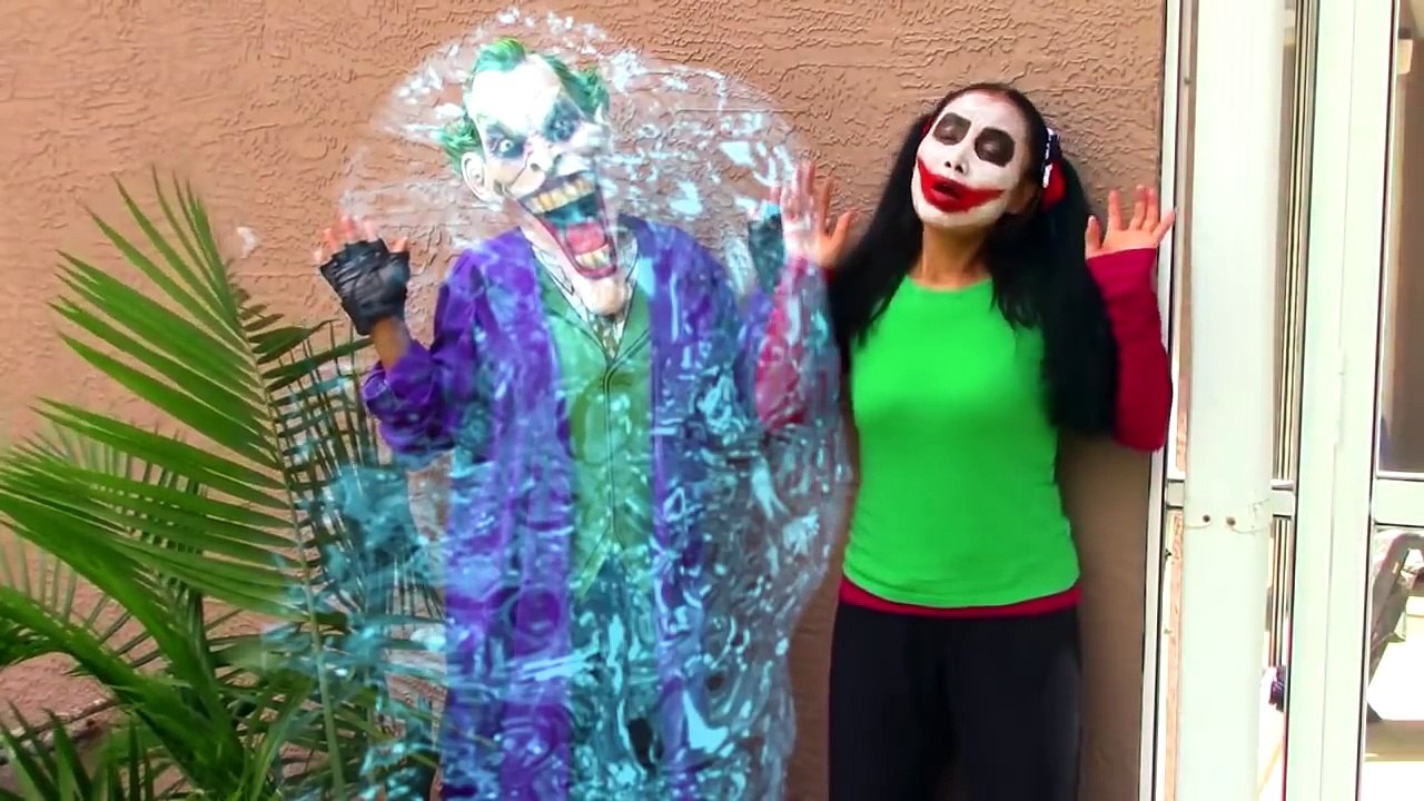 スパイダーマンは、赤ちゃんになります！ 冷凍エルザ、ジョーカー、ジョーカー女の子、悪い赤ちゃん面白いスーパーヒーローのビデオ