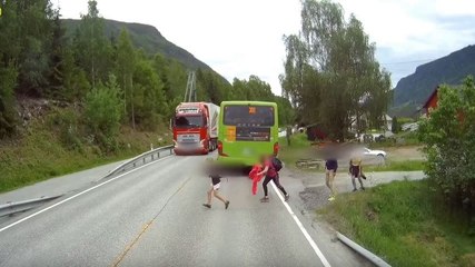 Un écolier traverse une route derrière un bus