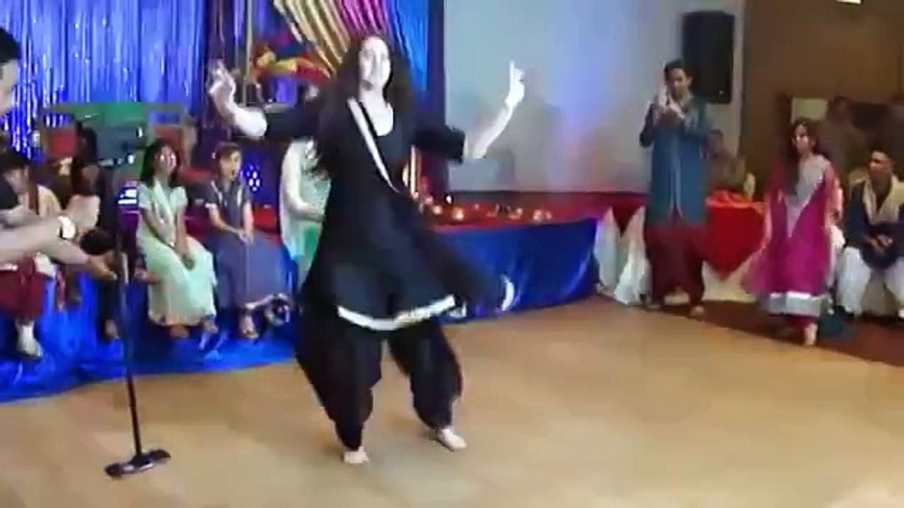 Beautiful Girl Mehndi Dance On Punjabi Song