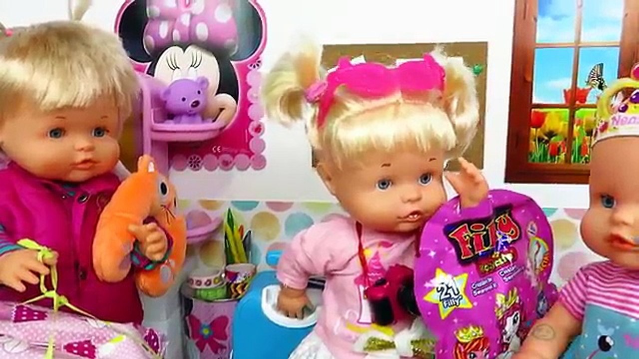 Aventuras de bebés Nenuco Hermanitas Traviesas ¡Me duele la tripita! Juguetes para niñas