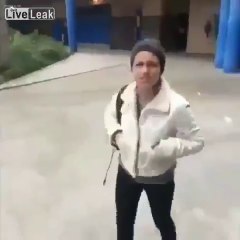 Tirer les cheveux des femmes... mauvaise idée à CHAQUE FOIS