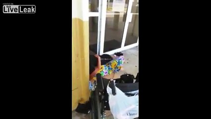 Cet handicapé se fait plaisir... en pleine rue avec une femme !