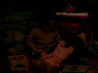 Apolline donne le bib