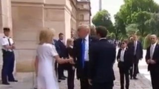 Aquí está ese apretón de manos incómodo entre Trump y la francesa Brigitte Macron