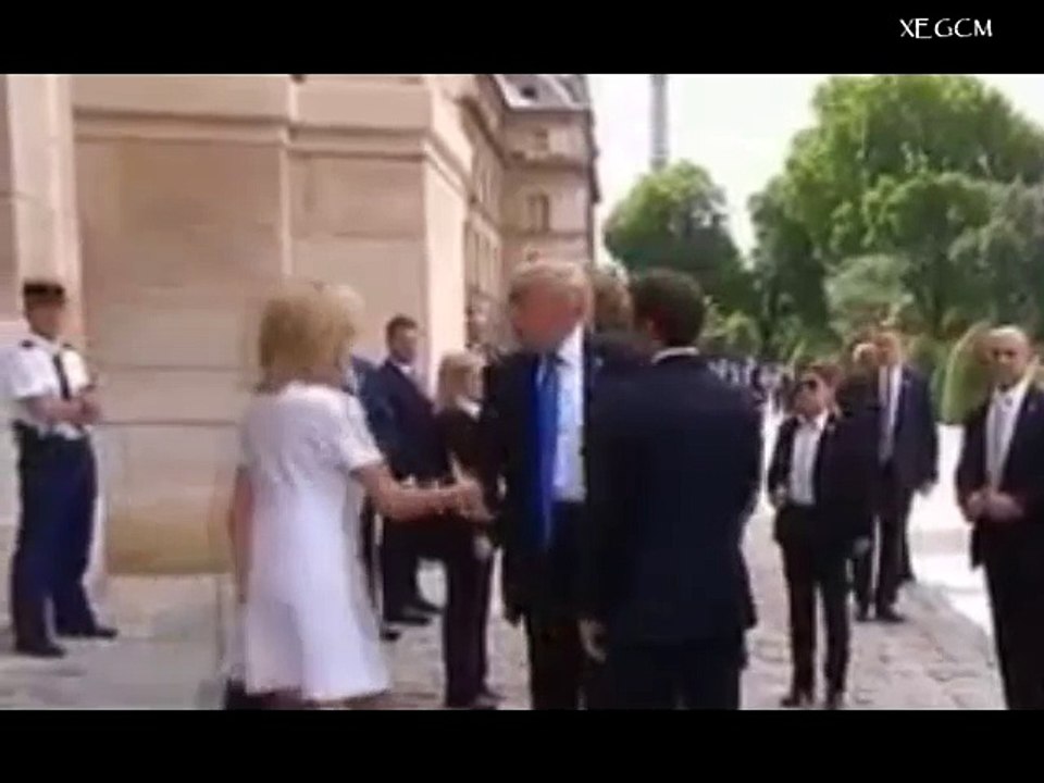 Aquí está ese apretón de manos incómodo entre Trump y la francesa Brigitte Macron