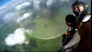 arcoíris de círculo durante un salto en paracaídas