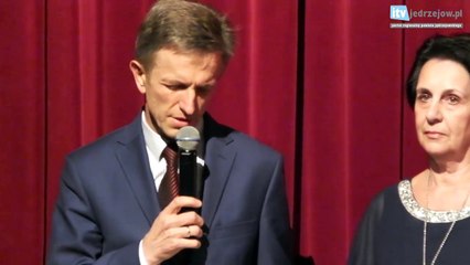 Burmistrz Sędziszowa podczas spektaklu "Szary Brat"