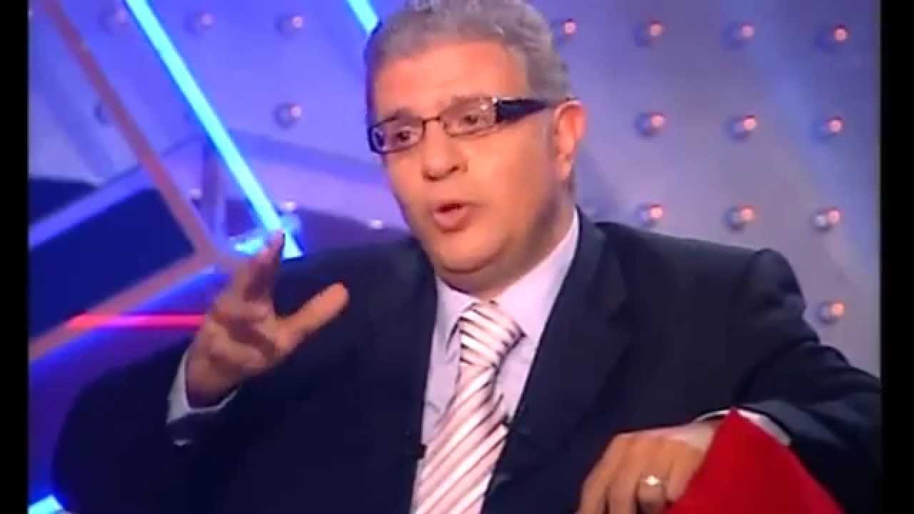 شاهد رد فعل ميرفت امين بعد تغزل المذيع فيها واهدائها بوكيه ورد