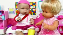 ¡ACCIDENTE DE LA BEBÉ LUCÍA! La muñeca se cae del monopatín Los mejores juguetes de bebés en español