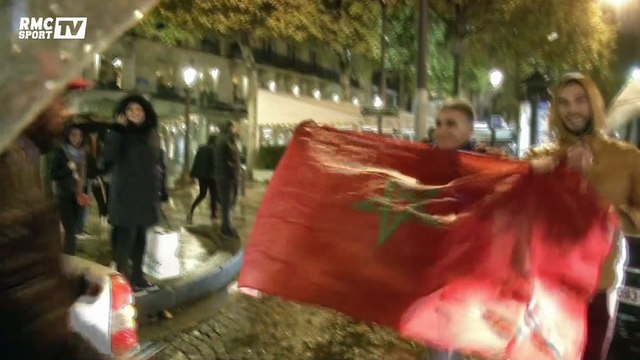 Les supporters marocains célèbrent la qualification au Mondial 2018 sur les Champs-Elysées