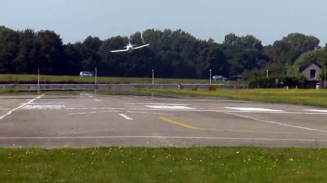 Ce pilote rate son atterrissage et fini en bout de piste
