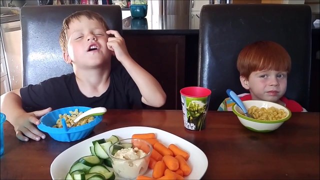 Ces gamins apprennent à cligner des yeux... pas facile hein
