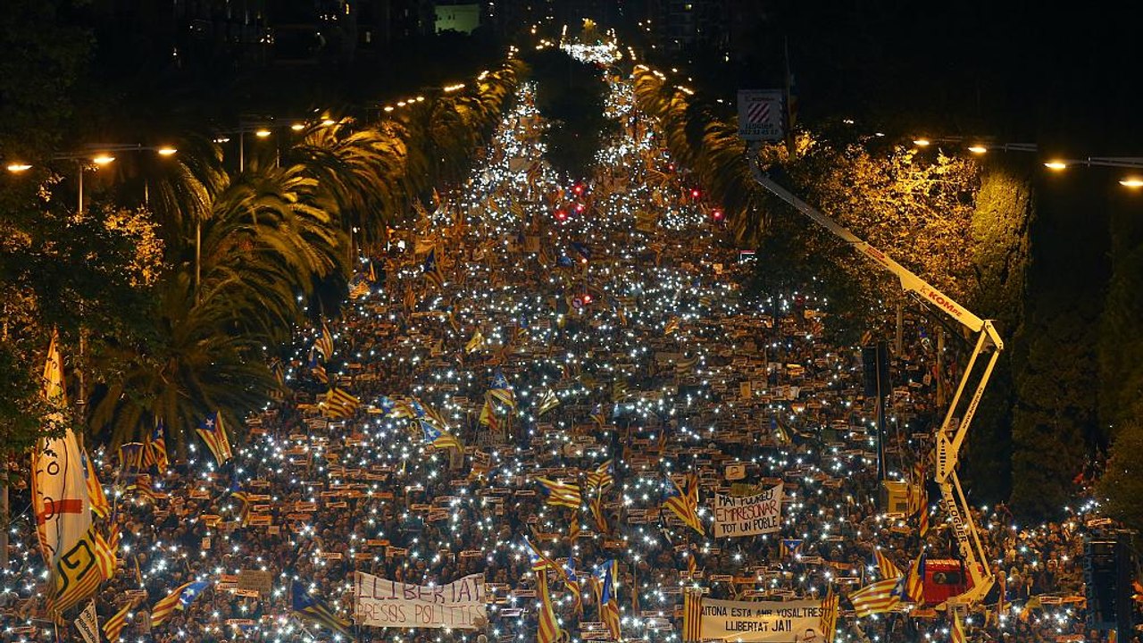 Grosskundgebung in Barcelona für inhaftierte Politiker